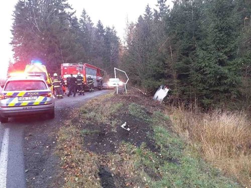 U Vítanova skočilo auto v příkopu