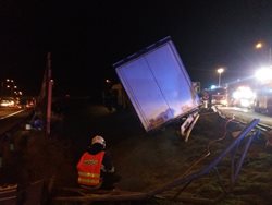 Z kamionu po nehodě unikla nafta na dálnici D1