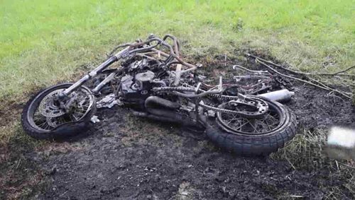 V zatáčce ztratil kontrolu. O několik vteřin později sledoval svou motorku v plamenech
