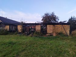 Požár stodoly na Kutnohorsku likvidovalo pět jednotek hasičů