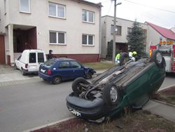 Senior na Uherskohradišťsku s vozidlem skončil na střeše