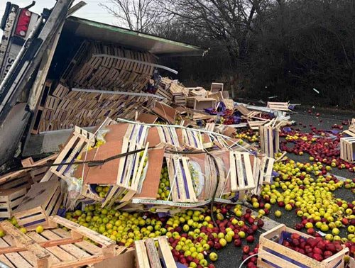 Vyproštění polského kamiónu zablokovalo silnici a vysypaná jablka zpomalila dopravu