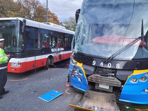 Srážka tramvaje s autobusem ochromila provoz, zasahovali hasiči i záchranáři