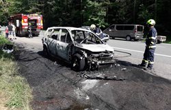 Posádka vozu stačila včas uniknout před plameny