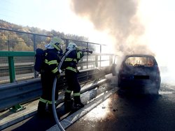 Auto začalo hořet za jízdy přímo na dálnici Kvůli požáru byl zcela zastavený provoz.  