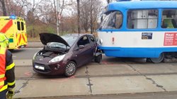 Vyprošťování řidičky malého Fordu po srážce s ostravskou tramvají
