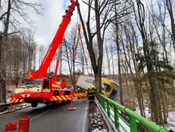 Polský kamion visel na Bruntálsku ze srázu jen díky svodidlům