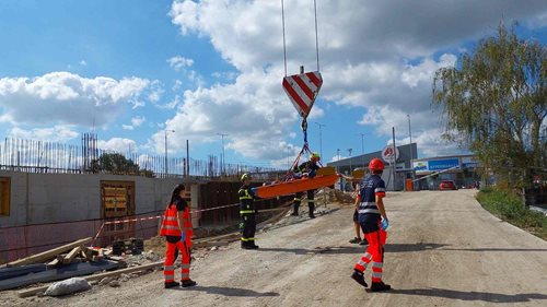 Dělník spadl z výšky šesti metrů. Hasiči ho z těžce přístupného místa transportovali pomocí jeřábu
