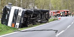 Provoz na silnici téměř osm hodin blokovala převrácená cisterna s benzínem