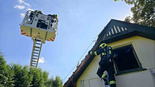 Vypalování vosího hnízda zapálilo střechu. Hasiči zasahovali na Vyšehradě