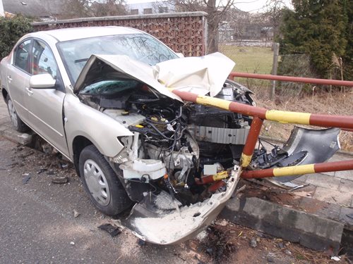 Osobní automobil se doslova „napíchnul“ na zábradlí mostku