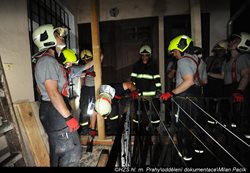 Včera před půlnocí v činžovním domě v Praze 2 spadla část stropu na pavlači