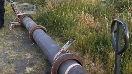 Krádež jako z absurdní komedie. Dvojice převážela 600 kilo potrubí na nákupních vozících
