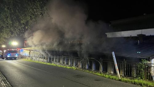 Noční požár v hotelovém areálu. Hasiči evakuovali 117 lidí