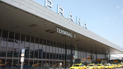 V taxíku zapomněli téměř 3,5 milionu korun. Řidič slíbil návrat, peníze ale ukryl