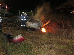 V hořícím autě v Jihočeském kraji zemřel řidič