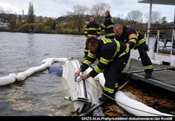 V Praze v Podolí hasiči zvedali potopený motorový člun