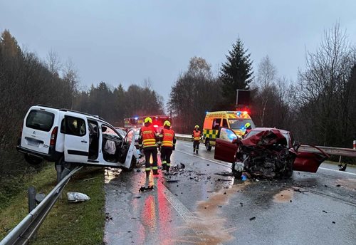 Hasiči vyprostili zraněného po čelní srážce dvou aut