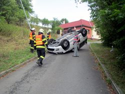 Neobvyklá nehoda, po které skončil vůz na střeše uprostřed vozovky.