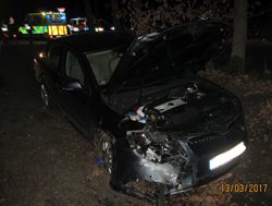 Řidiči havarovaných osobních vozidel skončili v péči záchranářů