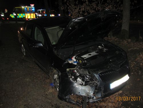 Řidiči havarovaných osobních vozidel skončili v péči záchranářů