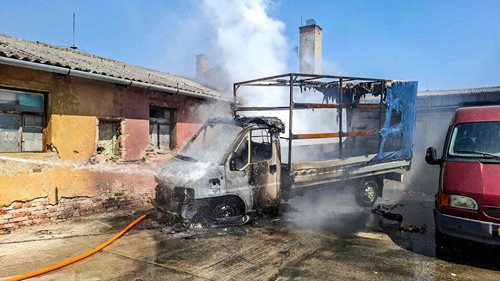 Dodávka byla celá v plamenech. Hasiči zabránili rozšíření požáru na budovy a další auta