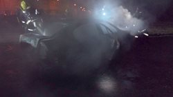 V Lokti v noci shořelo osobní auto