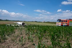 Po nehodě letounu v Zábřehu byli zraněni čtyři lidé, stroj skončil na střeše