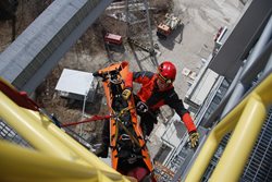 Lezci z hasičské stanice v Novém Jičíně cvičili záchranu osob z výšky