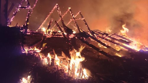 Požár rodinného domu zaměstnal hasiče celou noc. Z plamenů zachránili několik koček