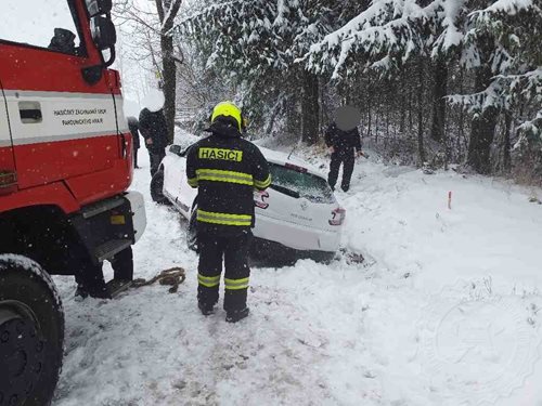První adventní neděle ve znamení vyprošťování automobilů