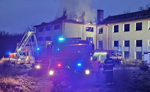 Požár nevyužívaného objektu ukázal rizika chátrajících staveb