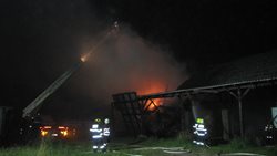 Noční požár skladovací haly na Náchodsku