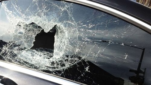 Auto se samo zamklo, uvnitř zůstalo malé dítě. Na přímém slunci museli zasáhnout policisté