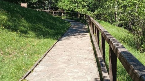 Opilá řidička skončila autem na stezce pro chodce. Nadýchala 3,46 promile