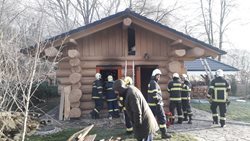 Požár poškodil srubovou saunu v obci Bohuliby