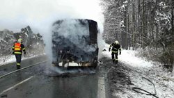 Autobus na Chrudimsku začal za jízdy hořet. Uvnitř bylo 40 dětí