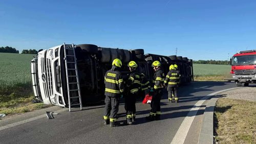 Převrácený kamion zablokoval silnici. Hasiči zabránili úniku nafty