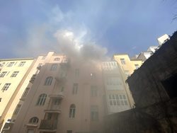 Požár bytu v Praze 2 likvidovaly tři jednotky hasičů, nikdo nebyl zraněn