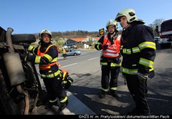Nehoda tří aut v Kolbenově ulici si vyžádala vyproštění a čtyři zraněné osoby