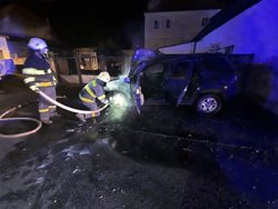 Dvě jednotky zlikvidovaly noční požár auta v Mladé Vožici