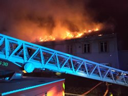Náročný zásah při požáru rodinného domu a auta zaměstnal 9 jednotek