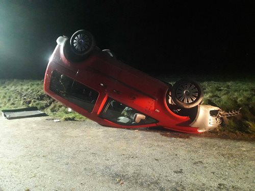 Řidič nezvládl řízení, vozidlo se převrátilo na střechu