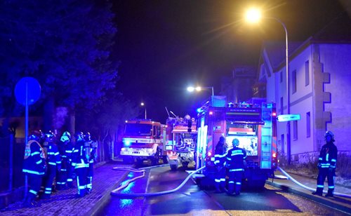 Na domě v Nejdku začala v noci hořet střecha