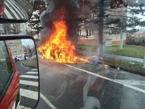 Požár osobního auta způsobil technická závada. Vůz byl zcela zničen