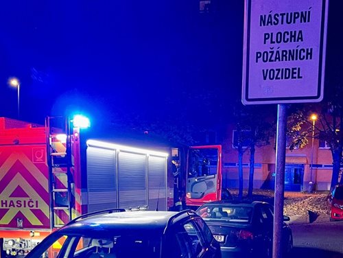 Zásah hasičů zbrzdila auta na sídlišti: Blokovaly i nástupní plochu