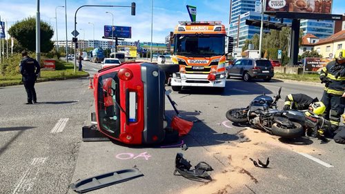 Hasiči zasahovali po srážce auta a motocyklu na Smíchově