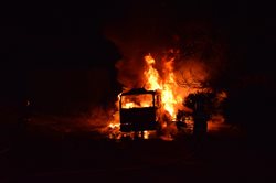 Požár kamionu hasily po půlnoci čtyři jednotky hasičů. Od hořícího vozu chytla i borovice a živý plot v délce asi sedmi metrů. 