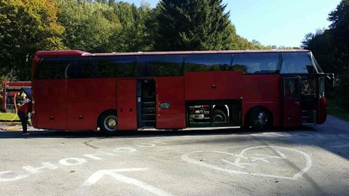 Autobus plný dětí začal při jízdě hořet