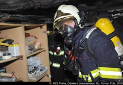 Hasiči ze tří jednotek zasahovali u požáru sklepa v Praze 6, jedna osoba se nadýchala zplodin hoření